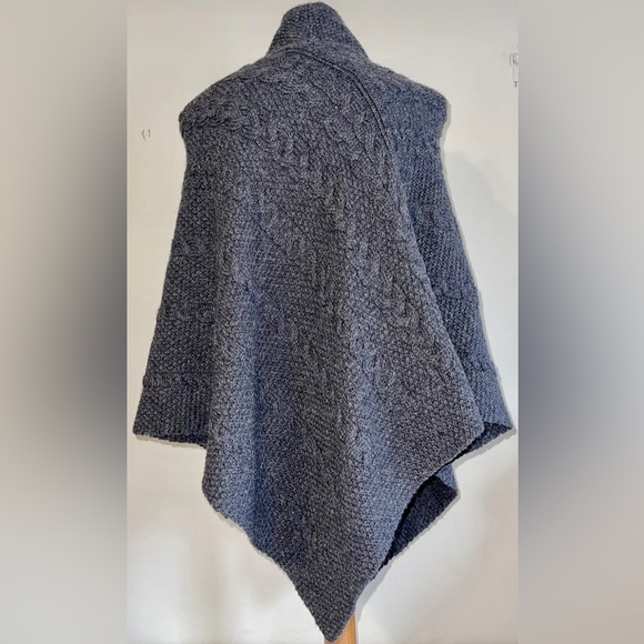 Inis Crafts Sweater Cape Poncho Shawl 100% Merino Wool Gray S/M Ireland VGUC - Picture 2 of 6